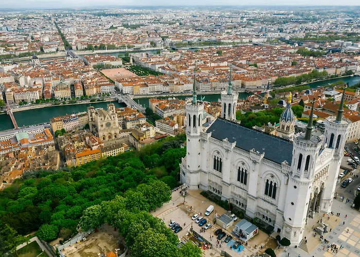 Lyon Bed & Breakfasts 
