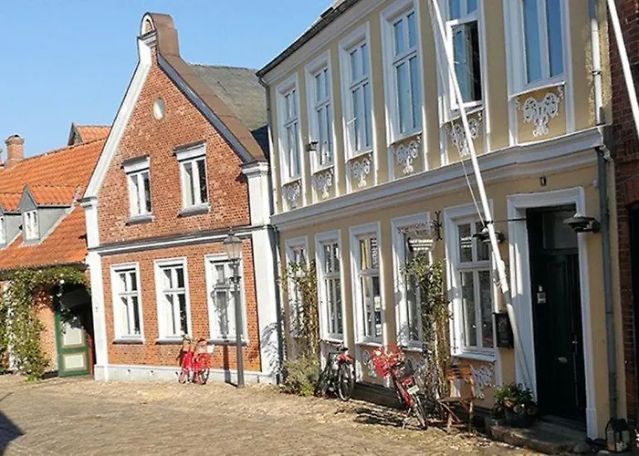 To Sammenhaengende Vaerelser Med Udgang Til Have