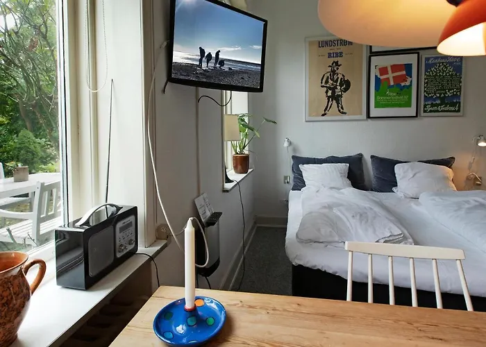 To Sammenhaengende Vaerelser Med Udgang Til Have