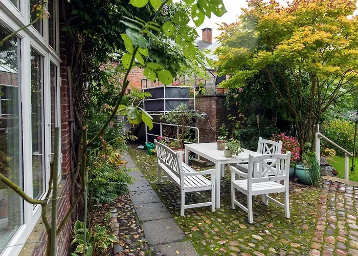 To Sammenhaengende Vaerelser Med Udgang Til Have
