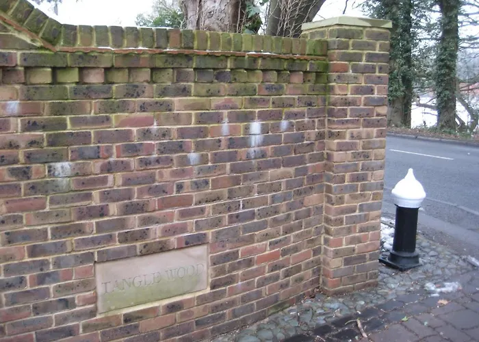 Tanglewood Gatwick Bed & Breakfast