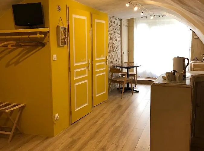 Eyguieres Bed & Breakfasts 