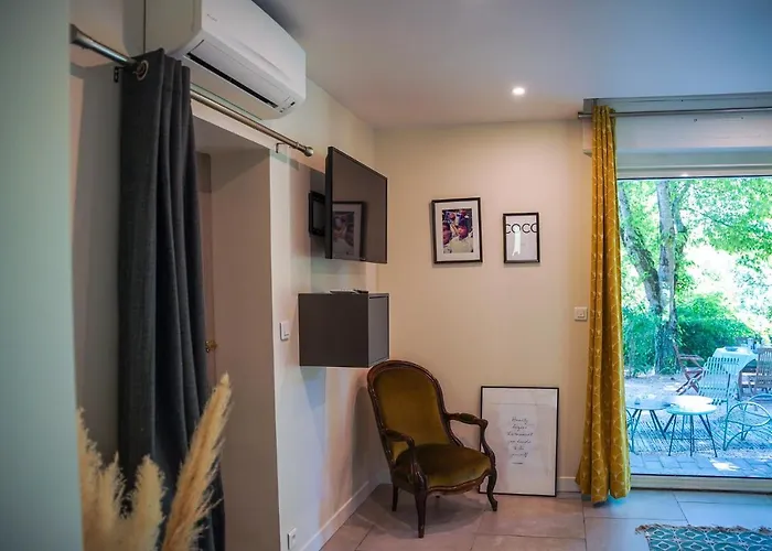 suite indépendante au calme avec piscine