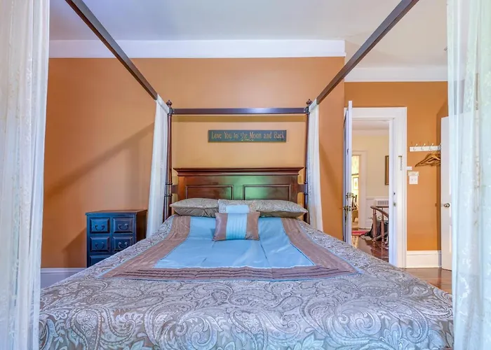 Monroe Manor Inn