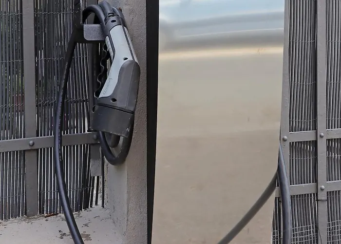 Casa Mirko - B&B con stazione ricarica auto elettriche parcheggio privato auto moto biciclette