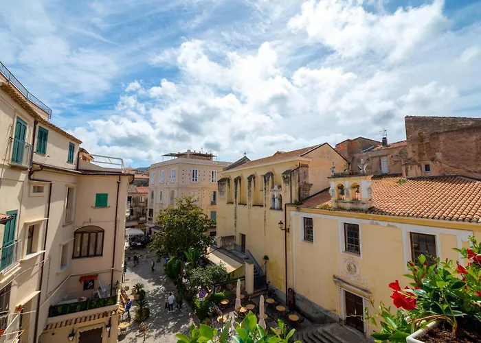 La Divina - Free Parking -