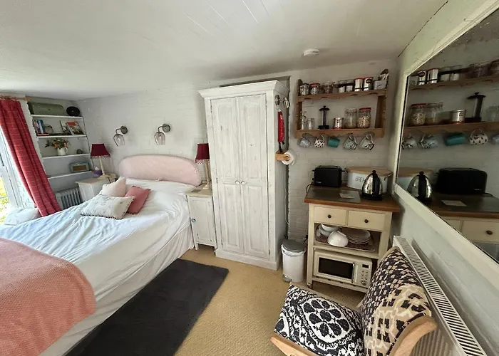 Cosy Cottage Ground Floor Bedroom Ensuite With Private Entrance