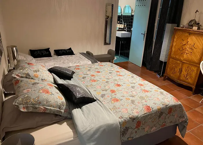 La Belle Chaumiere