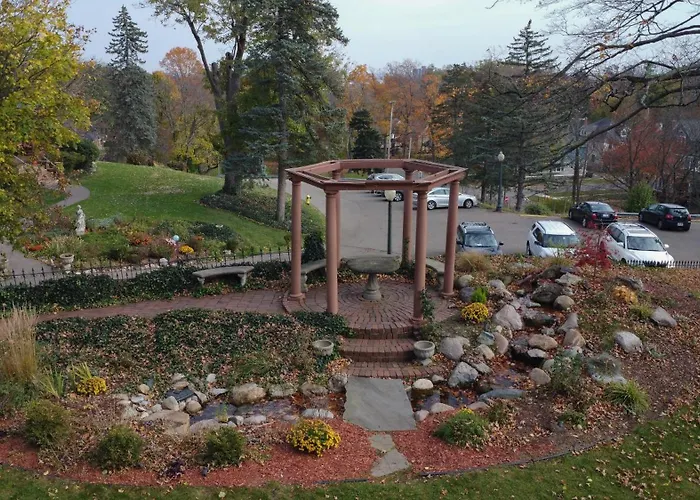 Henderson Castle Inn