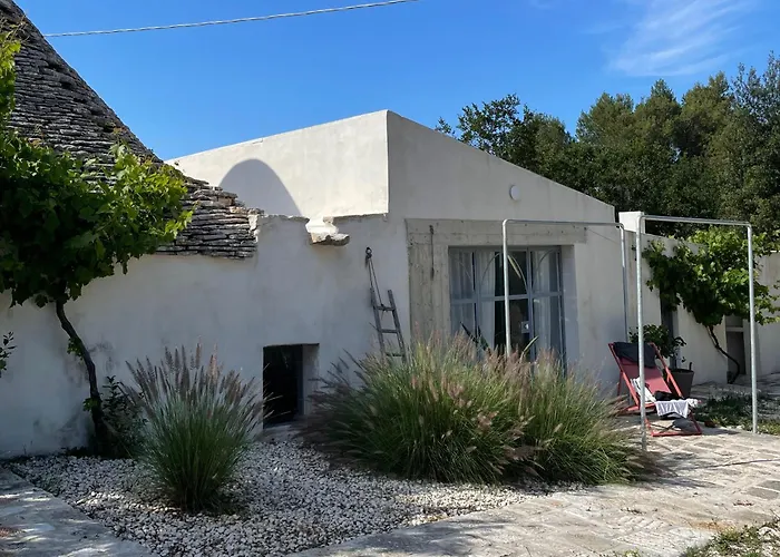 Alloggio nei Trulli della Masseria Collina Casanoja