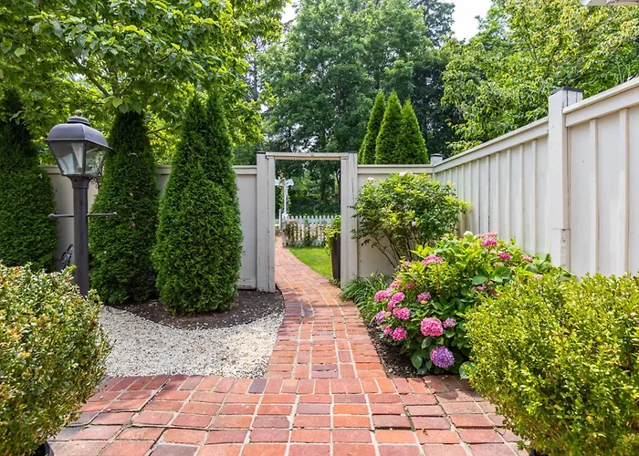 Hummingbird Haven Bed & Breakfast Luxury Suite With Terrace & Seasonal Lake Views Located In Historic Old Town Niagara-On-The-Lake