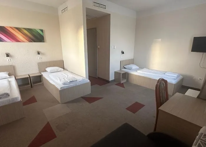 Free Parking, Free Breakfast, Only 15 Minutes To City Center