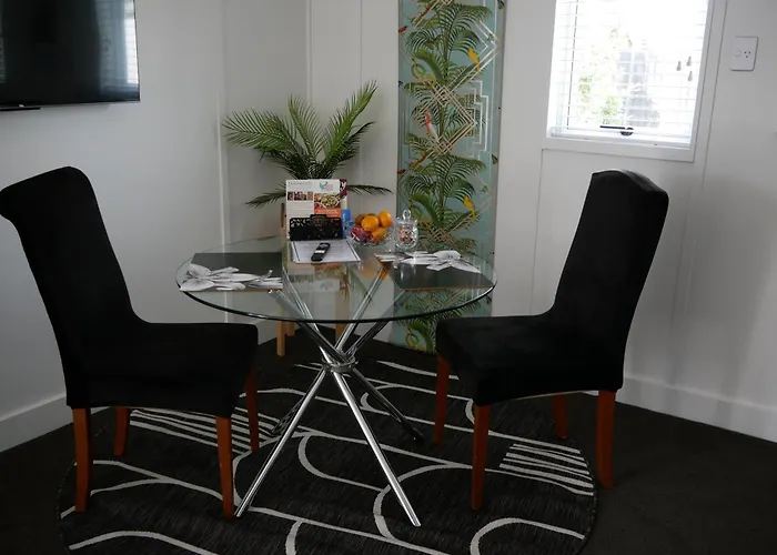 The Pool House Bed & Breakfast - Napier With A Fully Equipped Kitchenette & Bbq