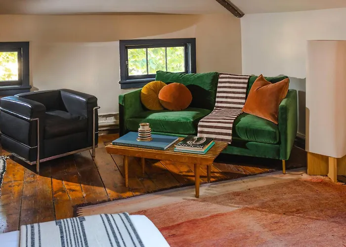 Kingston Carriage House