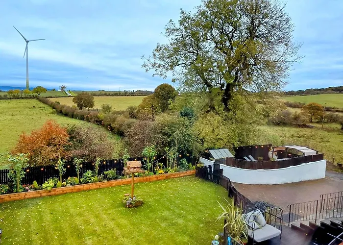 The Green Monkey Suite, Private Luxury Outdoor Hot Tub, Super King Four Poster, Gym, Award Winning Farmhouse The Grumpy Schnauzer Guesthouse, Stunning