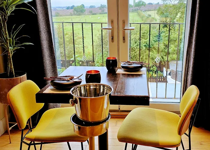 The Green Monkey Suite, Private Luxury Outdoor Hot Tub, Super King Four Poster, Gym, Award Winning Farmhouse The Grumpy Schnauzer Guesthouse, Stunning