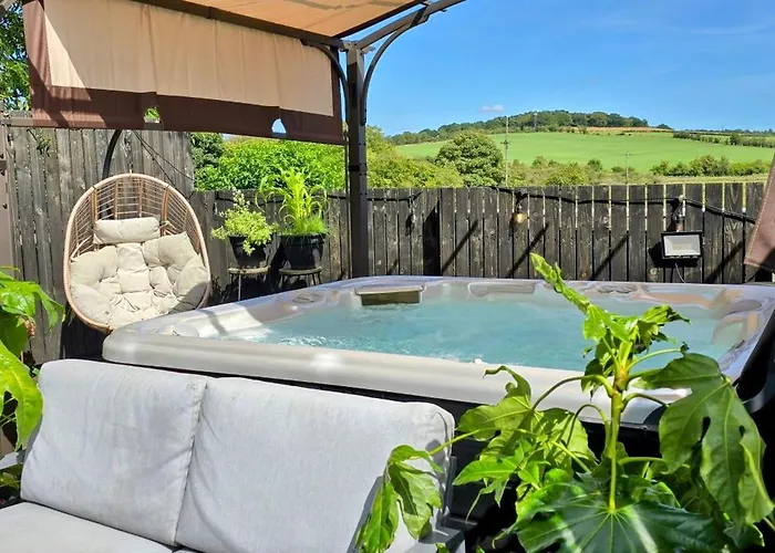 The Green Monkey Suite, Private Luxury Outdoor Hot Tub, Super King Four Poster, Gym, Award Winning Farmhouse The Grumpy Schnauzer Guesthouse, Stunning