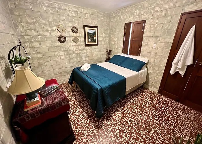"Castle-Inspired Room" At The Alchemist Cafe - Shuttle Services Available