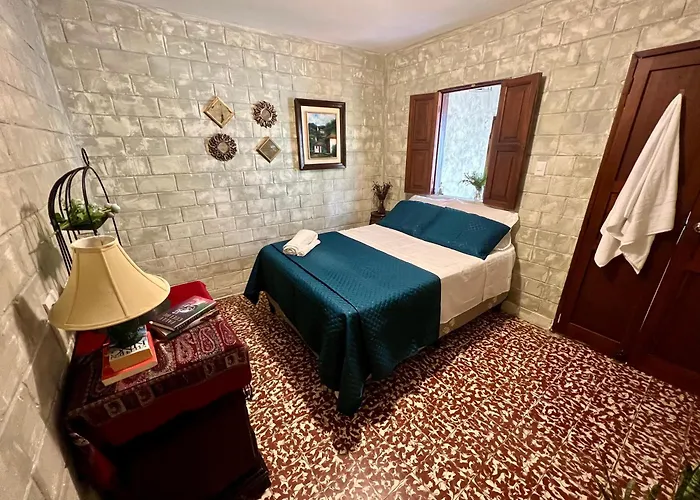 "Castle-Inspired Room" At The Alchemist Cafe - Shuttle Services Available