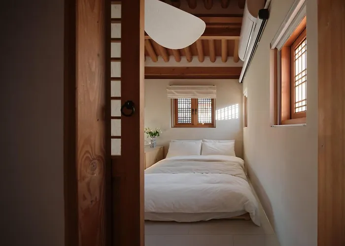 The Korean Traditional Hanok In Downtown Seoul For Convenient Public Transportation - Seoul Ari