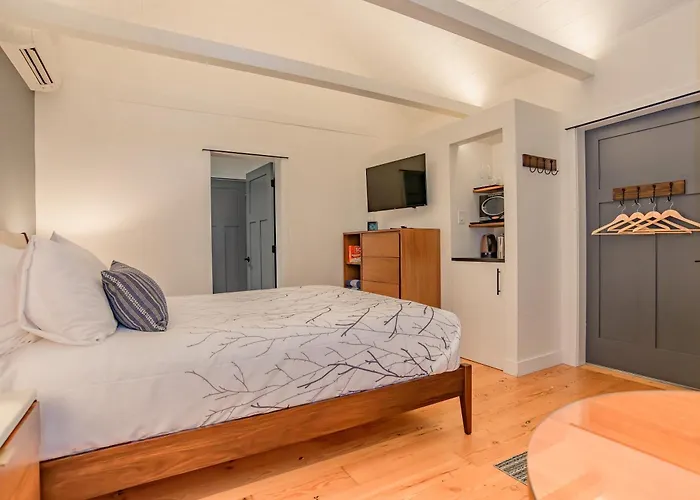 Sungate On Salt Spring - Luxurious Suite With Cedar Hot Tub & View