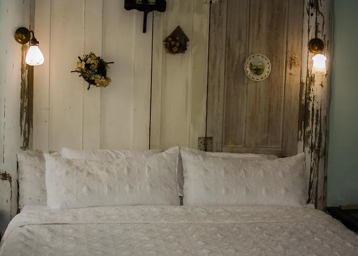Elkhart Bed & Breakfasts 