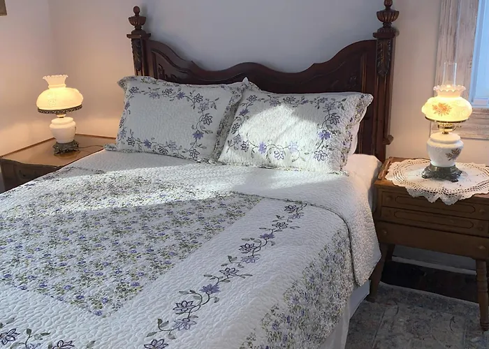 Three Oaks Bed & Breakfasts 