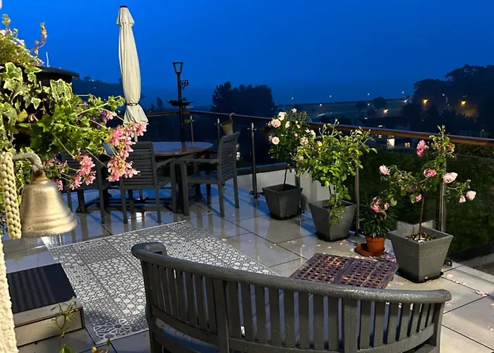 Luxury 3 Bedded Room With Sea Views And Parking