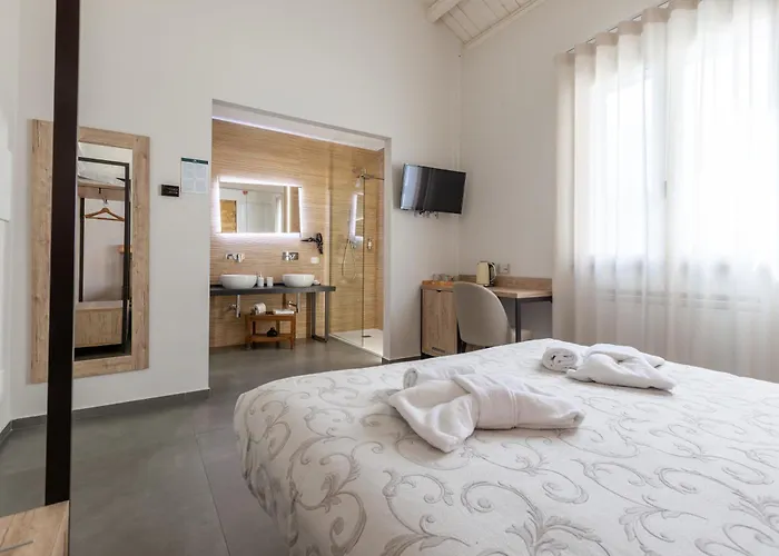 Oneira Rooms