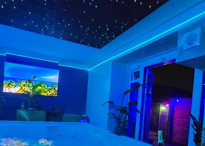 The Blue Horse Suite, Private Luxury Indoor Hot Tub, Super King Lux Bed Gym, Award Winning Farmhouse The Grumpy Schnauzer Guesthouse, Stunning!