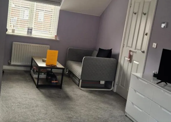 Double B&B Room In Southwater With Private Bathroom And Parking