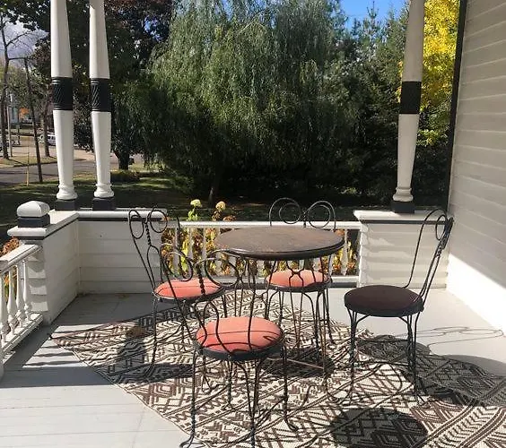 Carriage House Bed And Breakfast