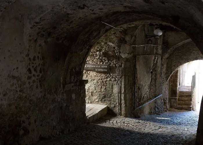 La Bifora e Le Lune Vico sotto gli archi 5
