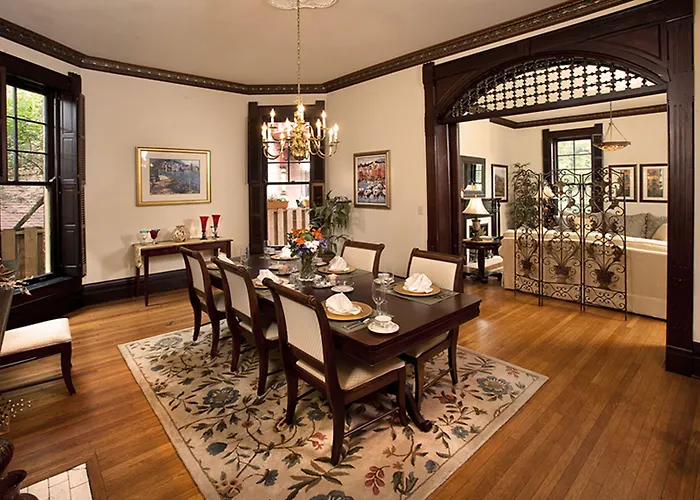 Chez Lyndon Manor