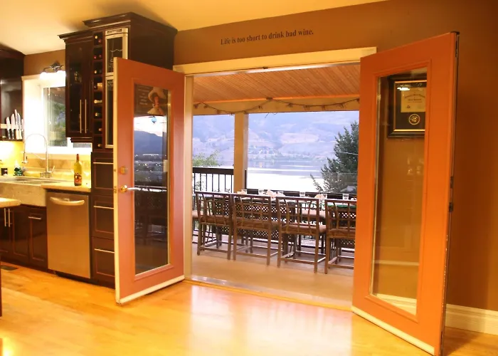 Above The Beach Guest Suites