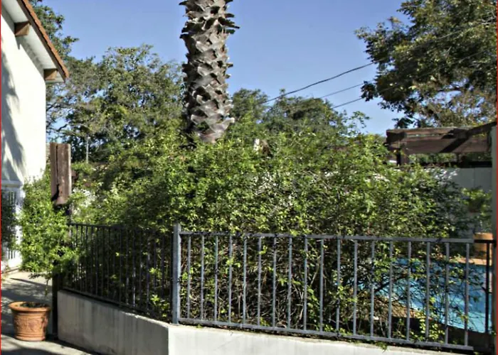 Lakehouse Bed And Breakfast