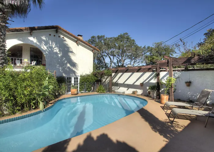 Lakehouse Bed And Breakfast