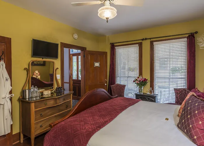 Carriage Way Inn Bed & Breakfast Adults Only - 21 Years Old And Up