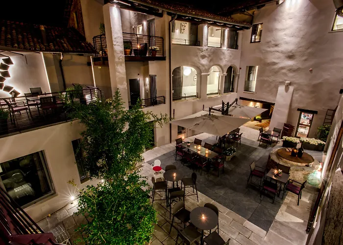 Uve Rooms & Wine Bar