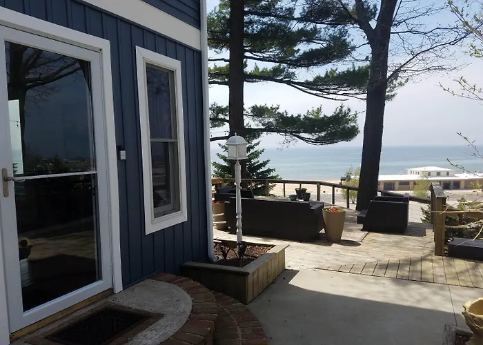 Looking Glass Beachfront Inn
