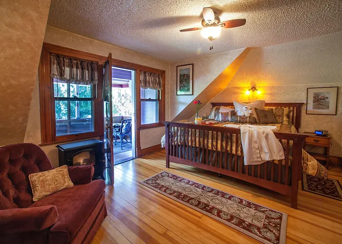 Holden House 1902 Bed & Breakfast Inn