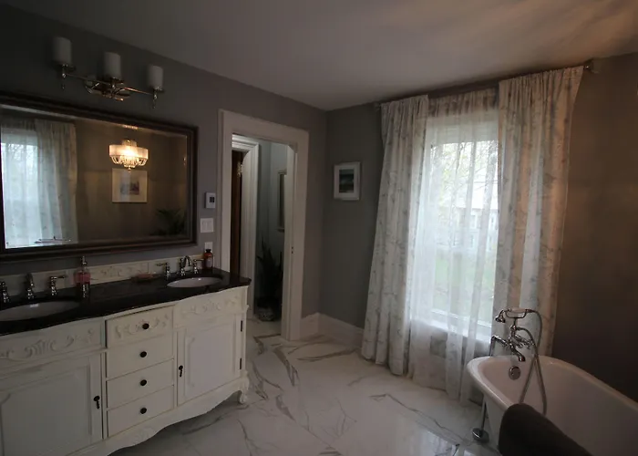 Maplehurst Manor Bed And Breakfast