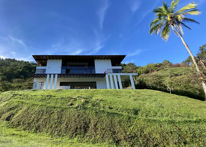 Arte De Plumas Birding Lodge