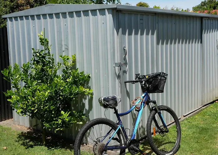 The Pool House Bed & Breakfast - Napier With A Fully Equipped Kitchenette & Bbq