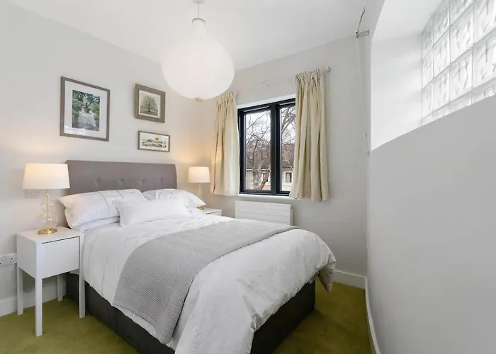 Spectacular 2 Bedroom Apartment With Sunny Garden & Terrace