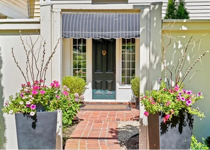 Hummingbird Haven Bed & Breakfast Luxury Suite With Terrace & Seasonal Lake Views Located In Historic Old Town Niagara-On-The-Lake