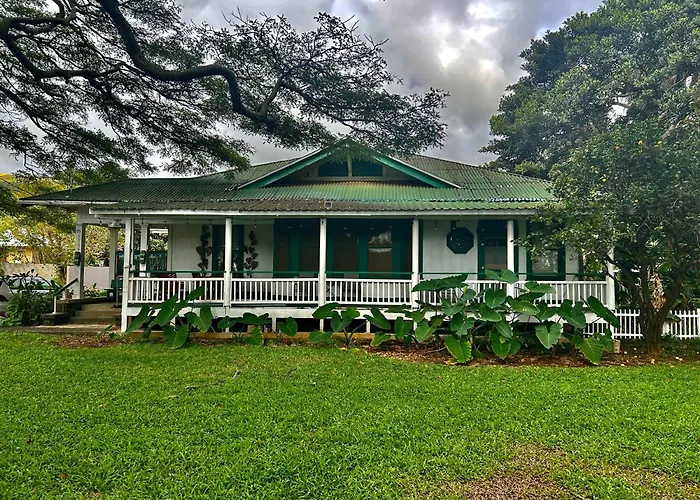 Hale Naalehu Llc Bed And Breakfast