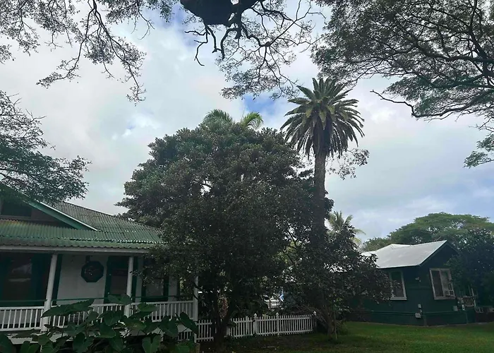 Hale Naalehu Llc Bed And Breakfast