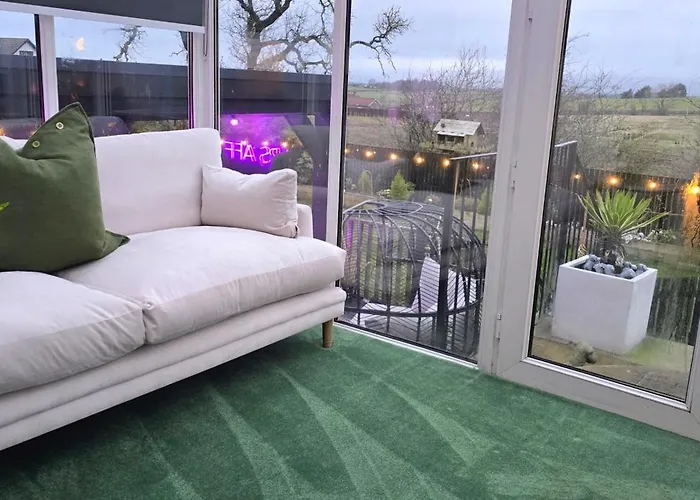 The Orange Fox Suite, Private Luxury Indoor Hot Tub, King Lux Bed, Gym, Award Winning Farmhouse At The Grumpy Schnauzer Guesthouse, Stunning!