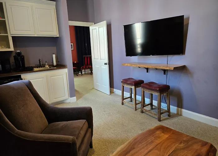 Natchez Manor Bed & Breakfast